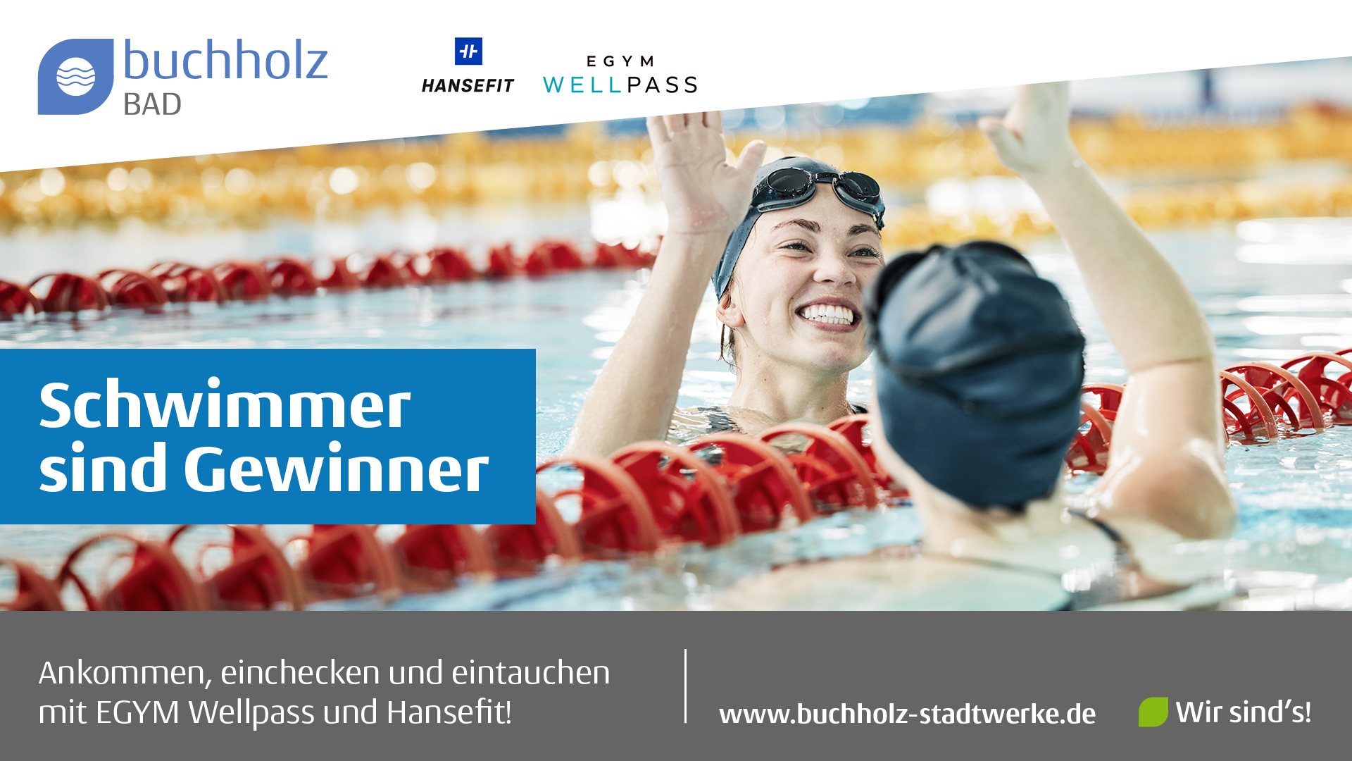 Zwei Schwimmerinnen klatschen sich ab